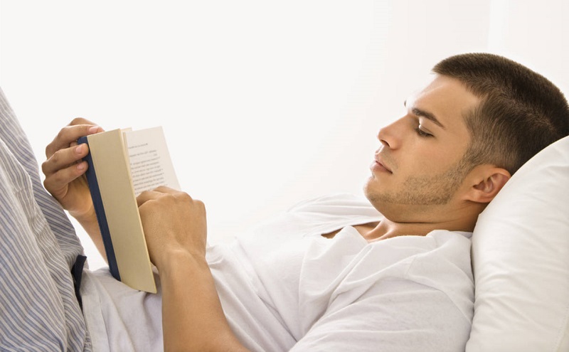 Reading before bed: a habit that your brain loves