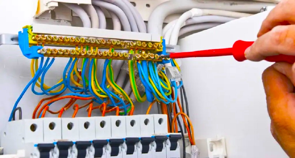 Choosing the Right Commercial Electrical Services Provider – A Step-By-Step Guide