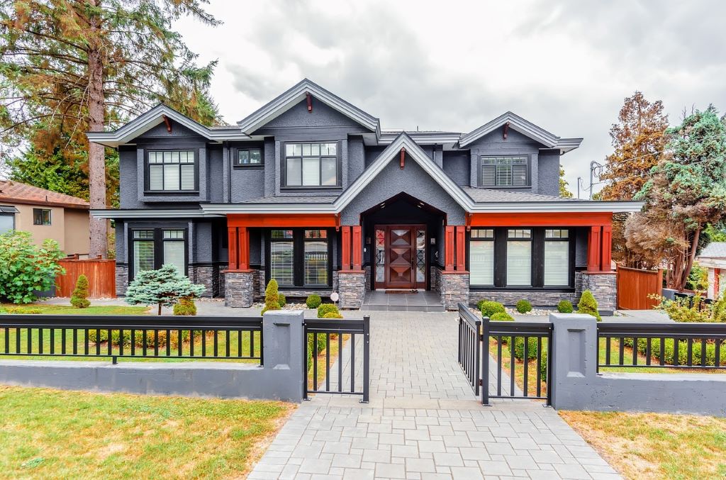 Top Reasons to Install a Fence Around Your Property