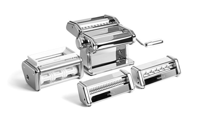 Atlas 8340 dough roller in use for home pasta making